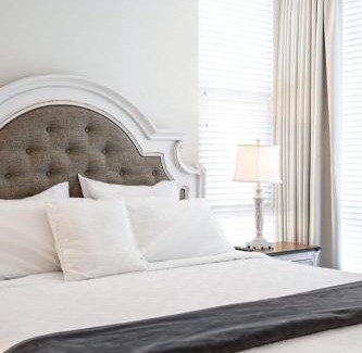 Airport Area Casa | Central Location Master Bedroom w Shared Bathroom