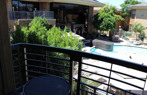 Desert View Village Condominio | Ubicación central condominio junto a la piscina en N. Scottsdale