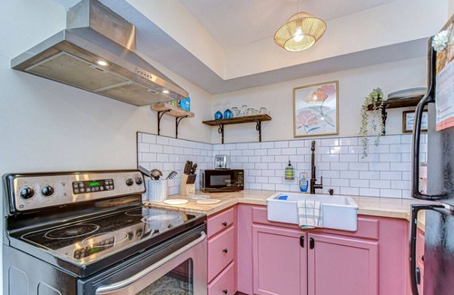 Pinellas Park Apartamento | Central Location: Heated pool, W/D on site, pets OK