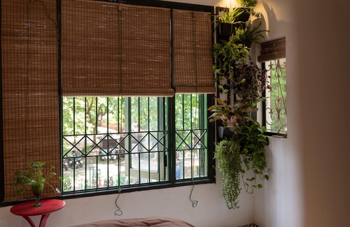 Van Mieu Apartamento | Ubicación central con amplia ventana y jardín en la azotea