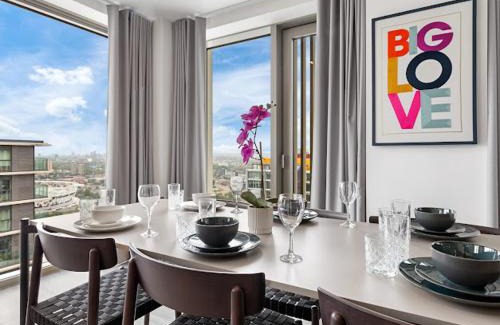 Stratford and New Town Apartamento | Central London Luxurious 2bed WITH POOL AND ROOFTOP by AYMONS HAVEN