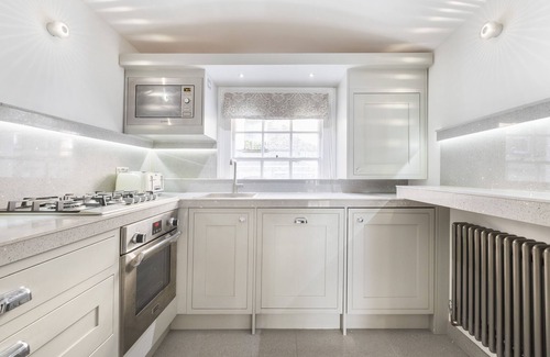 Churchill Apartamento | CENTRAL LONDON TOWNHOUSE! SHORT WALK TO BUCKINGHAM PALACE, RIVER METROS & CAFES!