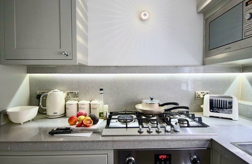Churchill Apartamento | CENTRAL LONDON TOWNHOUSE! SHORT WALK TO BUCKINGHAM PALACE, RIVER METROS & CAFES!
