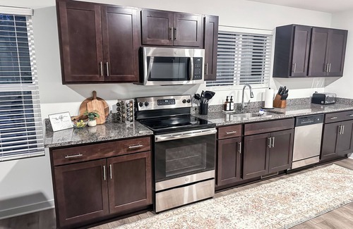 Grand Rapids Casa | Central Luxe 5BR/4 Ensuite BA: 2 Miles from Downtown, Grill & Outdoor Seating