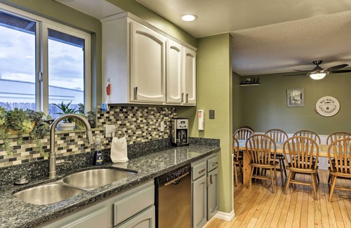 Medford Casa | ¡NUEVO! Central Medford Family Retreat w / Large Yard!
