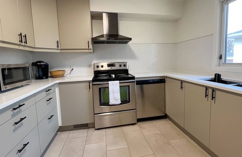 Tuxedo Casa | Central Mid-Century Modern Newly Renovated Bungalow