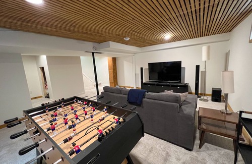 Tuxedo Casa | Central Mid-Century Modern Newly Renovated Bungalow