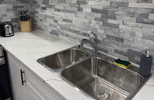Barrie Casa | Central modern basement apartment close to lakes & skiing