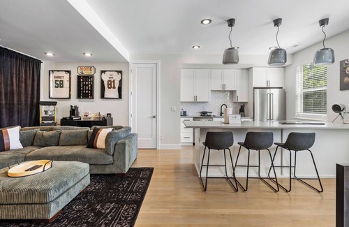 University Hills Casa | Central Modern Denver Townhome w Private Rooftop Near DU