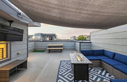 University Hills Casa | Central Modern Denver Townhome w Private Rooftop Near DU