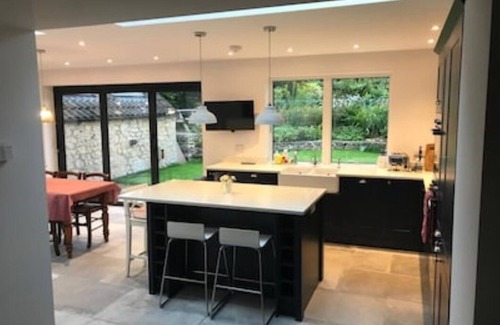 Helmsley Casa | Central Modern open plan house 3 ensuite bedrooms, dog friendly.