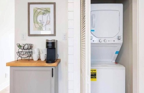 Mystic - New London Apartamento | Central Mystic, Nicely Renovated 2BR, Free Parking