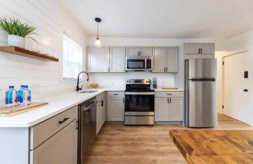 Mystic - New London Apartamento | Central Mystic, Nicely Renovated 2BR, Free Parking