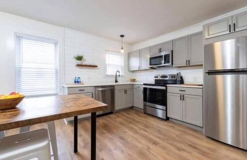 Mystic - New London Apartamento | Central Mystic, Nicely Renovated 2BR, Free Parking