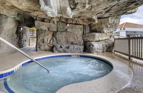 Canyon Corridor Complejo | Central Oasis: Modern 1BR, Pool Access, Aerial Tramway and Living Desert Nearby