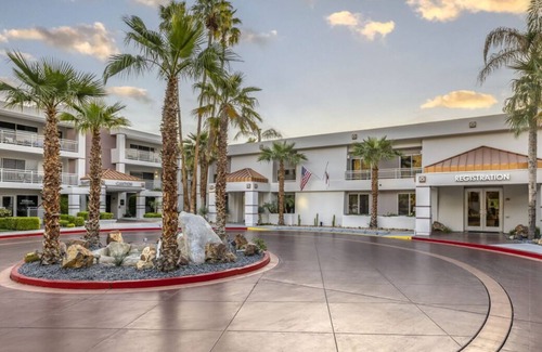 Canyon Corridor Complejo | Central Oasis: Modern 1BR, Pool Access, Aerial Tramway and Living Desert Nearby