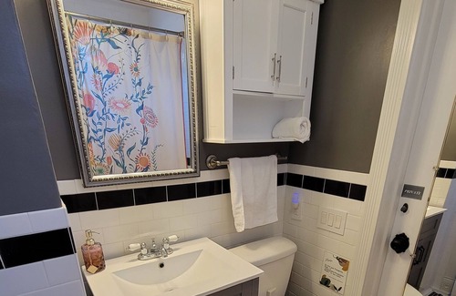 Downtown Omaha Casa | Central Omaha Private Room near UNMC, Blackstone, Midtown