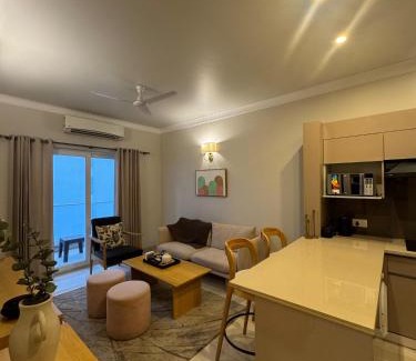 Gurugram Apartamento | Central Park, The Rooms 1BHK Spacious Pool view apartment