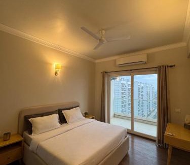 Gurugram Apartamento | Central Park, The Rooms 1BHK Spacious Pool view apartment