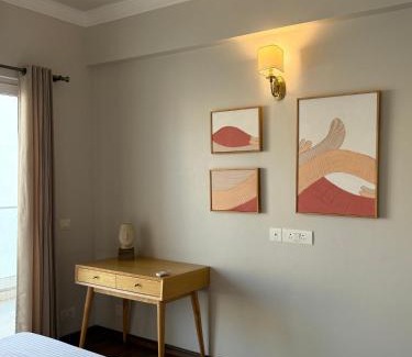 Gurugram Apartamento | Central Park, The Rooms 1BHK Spacious Pool view apartment