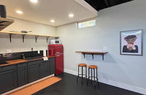 Florida Panhandle Casa | Central Pensacola Studio, Groovy & Spacious