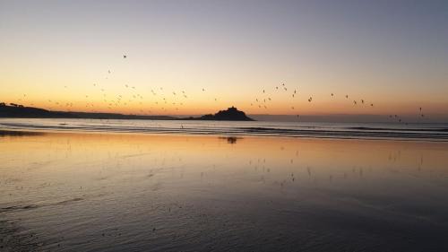 Chysauster Casa | Central Penzance, Modern stylish home, Near Seafront with Gated parking