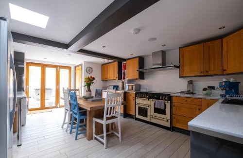 Chysauster Casa | Central Penzance, Modern stylish home, Near Seafront with Gated parking