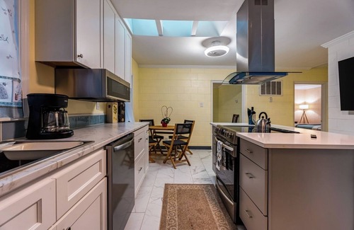 North Raleigh Casa | Central Pet-Friendly 2BR with Large Private Yard