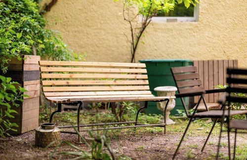Jakomini Apartamento | Central, quiet oasis with garden and parking lot