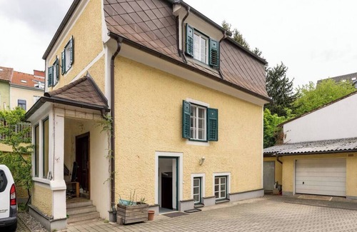 Jakomini Apartamento | Central, quiet oasis with garden and parking lot