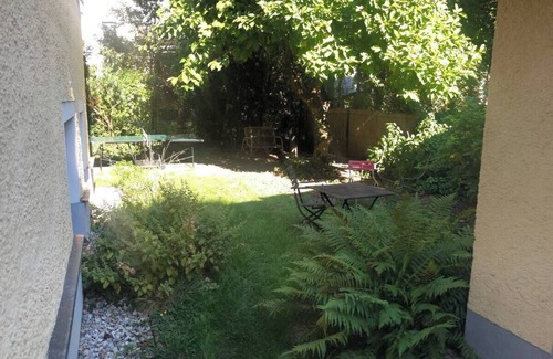 Jakomini Apartamento | Central, quiet oasis with garden and parking lot