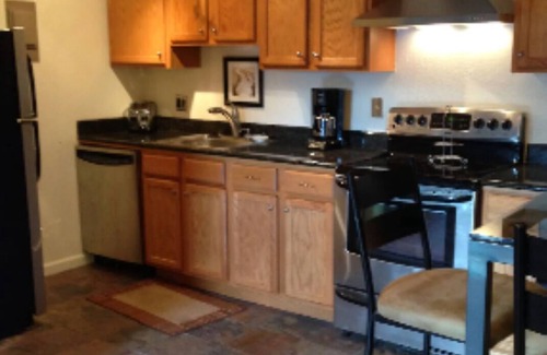 Glenwood Grove - North Iris Condominio | Central, Remodeled, 2-Bdrm Suite Retreat!