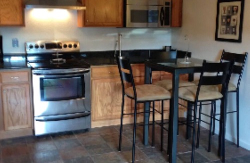 Glenwood Grove - North Iris Condominio | Central, Remodeled, 2-Bdrm Suite Retreat!