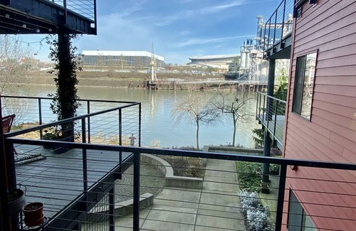 Northwest Portland Condominio | Central Riverfront 1 bedroom condo with a view!