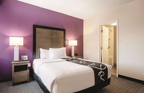 Oakdale Hotel | Central Room in Portland | Couple Stay w/ Complimentary Breakfast