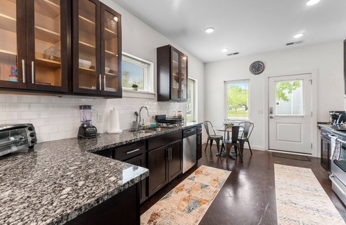 North Chesterfield Casa | Central RVA Retreat - King & Queen Beds, 2 Baths, 1 Floor, Free Parking!