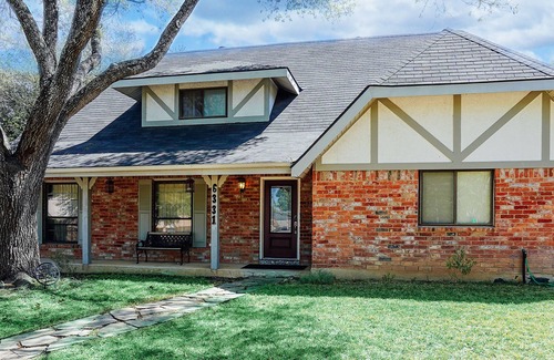Leon Valley Casa | Central SA Stay at its Finest, Room for 12