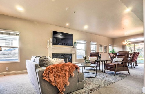 Morena Casa | Central San Diego Home: Fireplaces & Fire Pit