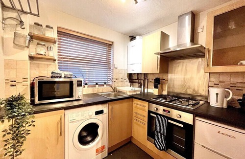 Aylesbury Casa | Central Semi - Detached Home with Private Parking!