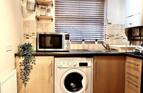 Aylesbury Casa | Central Semi - Detached Home with Private Parking!
