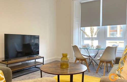 Dundee Apartamento | CENTRAL SERVICED APARTMENTS - Cosy 1 Bedroom - Modern - Close to Transport Links - Quiet Neighbourhood - Fast WiFi - Fully Equipped - Smart TVs in All Rooms - Monthly Stays Welcome - FREE Street Parking - Ideal Relocation to Dundee Accommodation