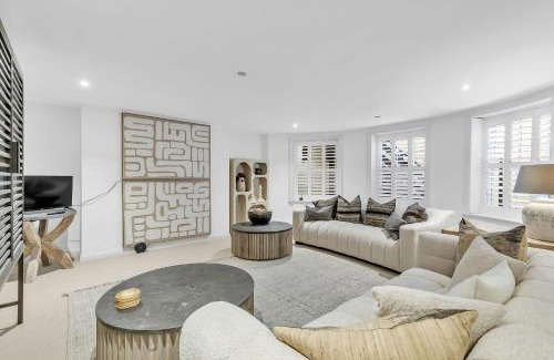 Worthing Apartamento | Central Snug with Patio By My Getaways
