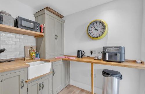 Worthing Apartamento | Central Snug with Patio By My Getaways