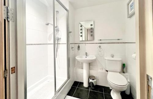 Kingsbridge Apartamento | Central Spacious Ground Floor Flat with Courtyard