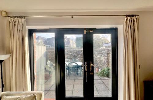 Kingsbridge Apartamento | Central Spacious Ground Floor Flat with Courtyard