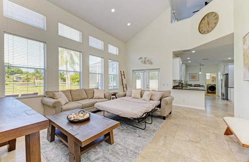Trailer Estates Casa | Central Sprawl Pool+Spa!