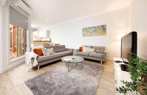 Albury Casa | Central Style at the Gardens - Stunning three bedroom classic in the heart of Albury