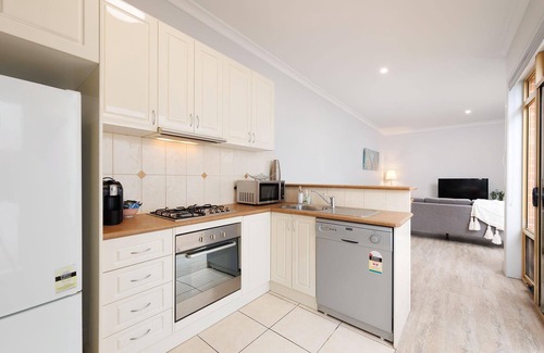 Albury Casa | Central Style at the Gardens - Stunning three bedroom classic in the heart of Albury