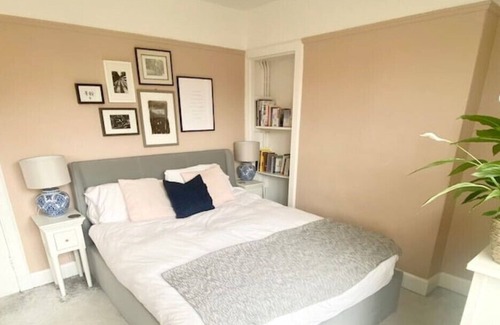Morningside Casa | Central, stylish 2 bed house- Morningside Edinburgh with big garden