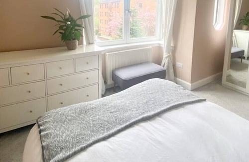 Morningside Casa | Central, stylish 2 bed house- Morningside Edinburgh with big garden